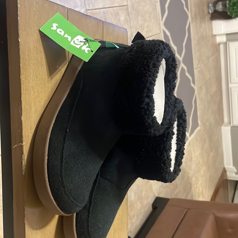 Sanuk nwt black faux fur boots 🖤🖤 Sz 6 women’s